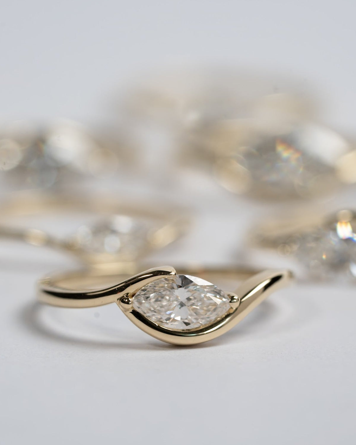 Motion rings in 14K gold, close-up