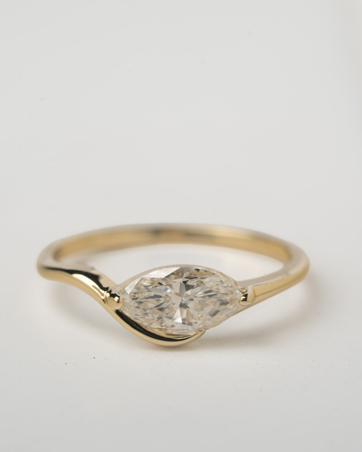 Motion Special 1 ct ring in 14K gold with a lab grown marquise diamond