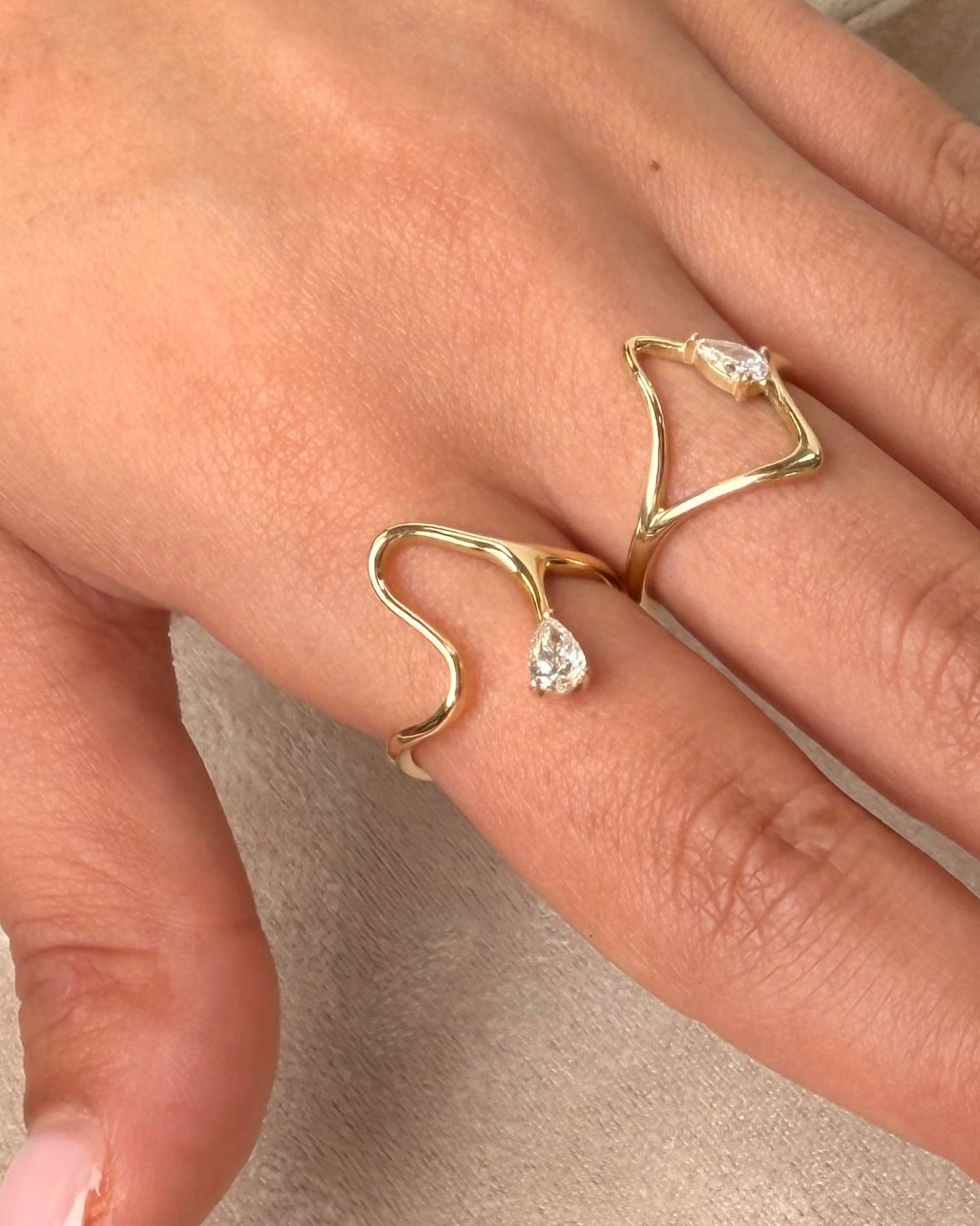 Lusy ring in 14K gold with a natural pear diamond, worn on the hand