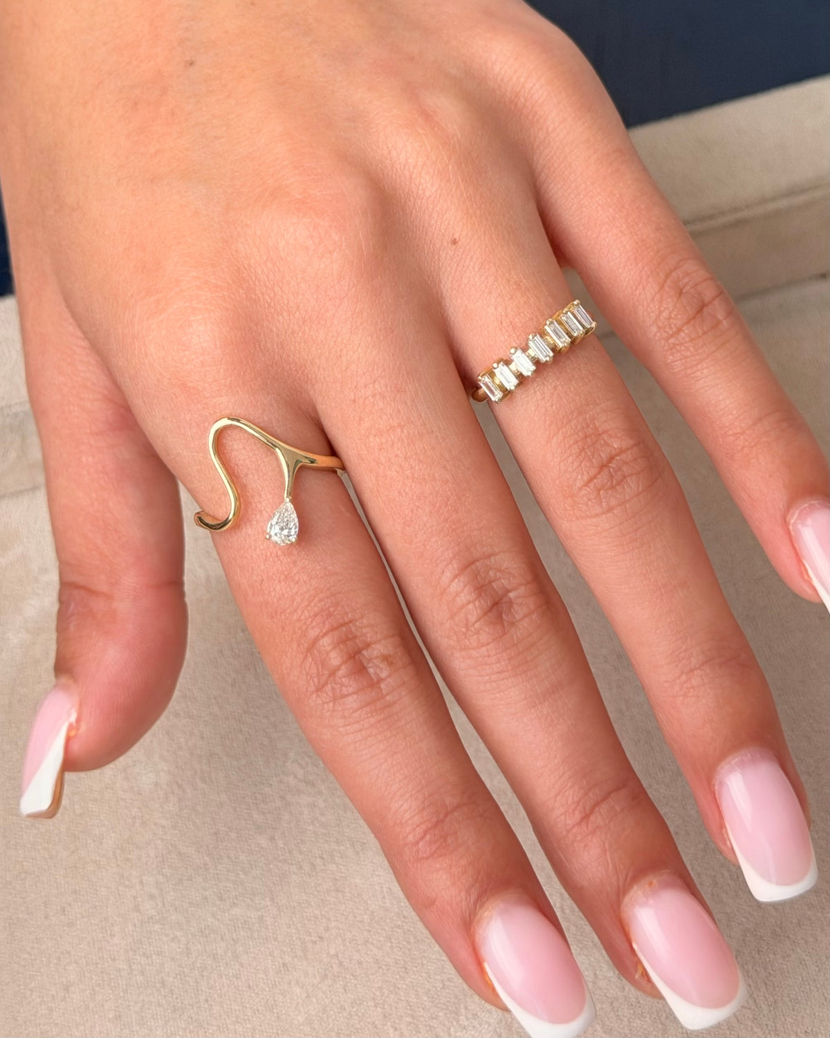Lusy ring in 14K gold with a natural pear diamond, worn on the hand