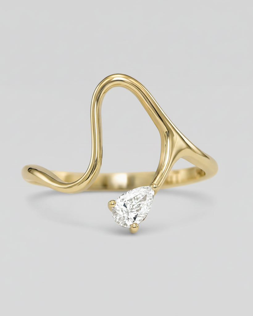 Lusy ring in 14K gold with a natural pear diamond
