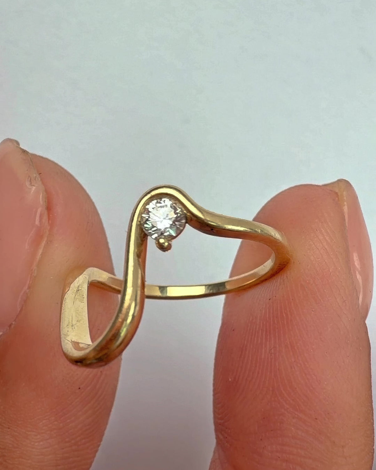 Gili ring in 14K gold with a round natural diamond, video