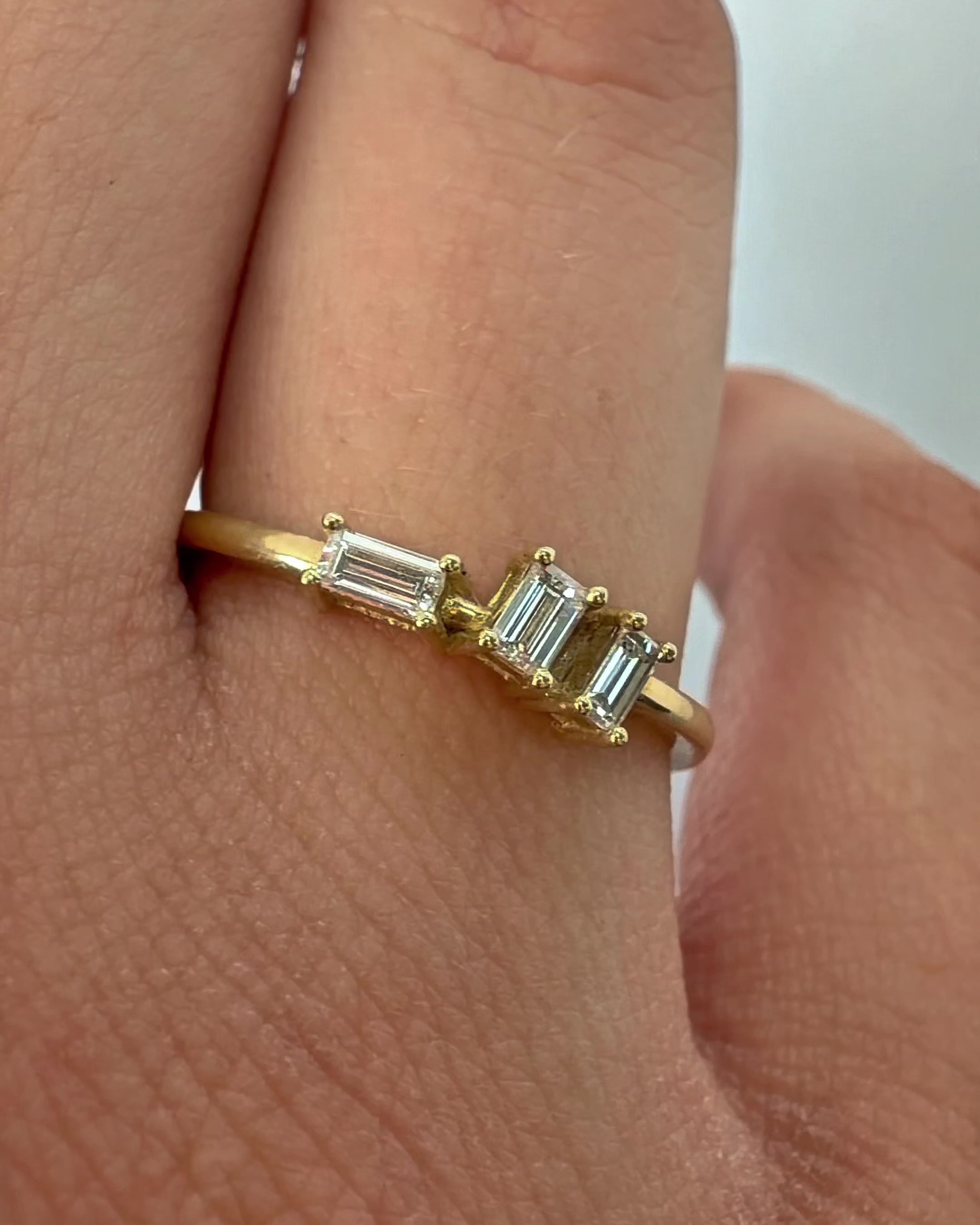 Tia ring in 14K gold with three natural baguette diamonds, video