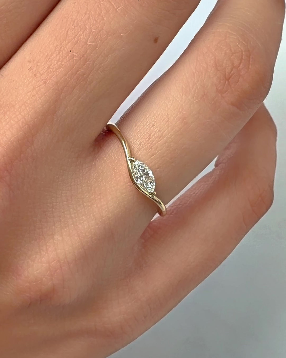 Motion 0.25 ct ring in 14K gold with a lab grown marquise diamond, video