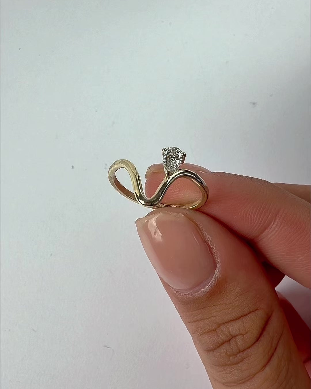 Wave ring in 14K gold with a natural pear diamond, video