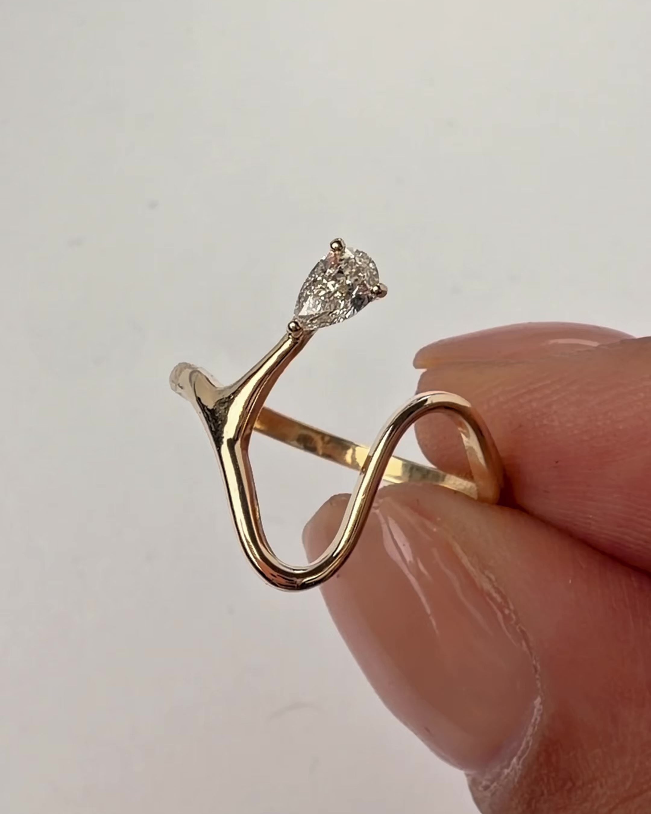 Lusy ring in 14K gold with a natural pear diamond, video
