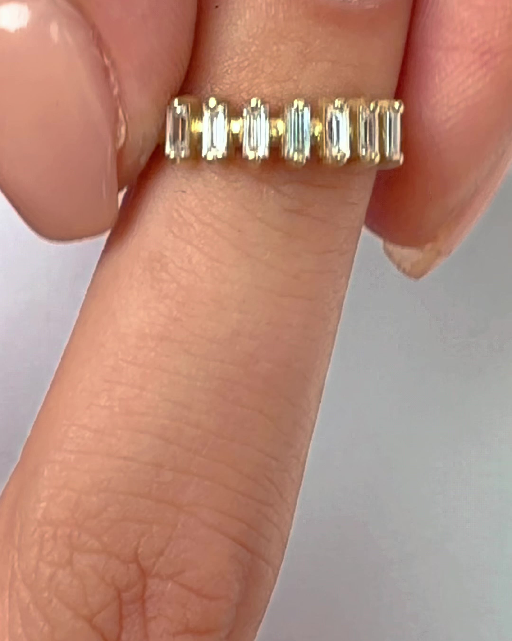 Vera ring in 14K gold with seven natural baguette diamonds, video